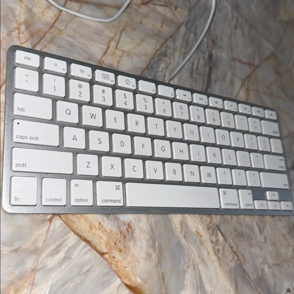 Apple White model A1242 wired USB keyboard Keyboard